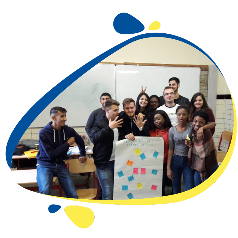 Photo-projet Photo de groupe d'élèves devant le tableau